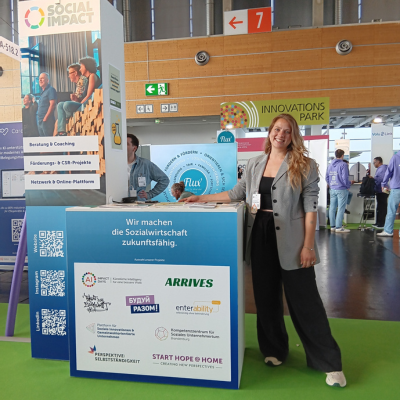 Aurelija bei Messe Consozial neben Social Impact Messestand