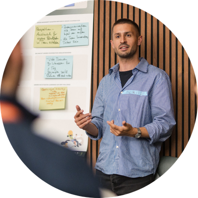 Event Präentation von Mann vor Board Pitch Format Guter Move