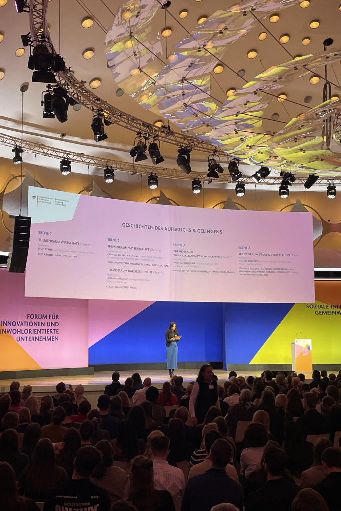 Guter Move großes Event Sigu Plattform große Bühne vor Publikum und Moderation