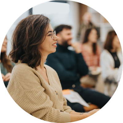 Guter move Kurzausbildung Innovationsgestalter Menschen bei Workshop Frau im Vordergrund Innovationsentwicklung