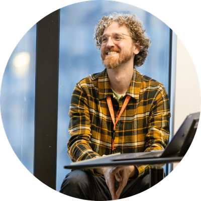 Benjamin Klein Berater Guter Mobce bei Event vor Laptop