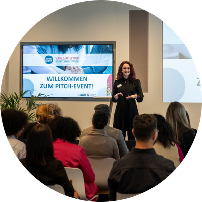 Innovationswettberwerb Pitch Event Elisabeth von Guter Move vor Menschenmenge Publikum