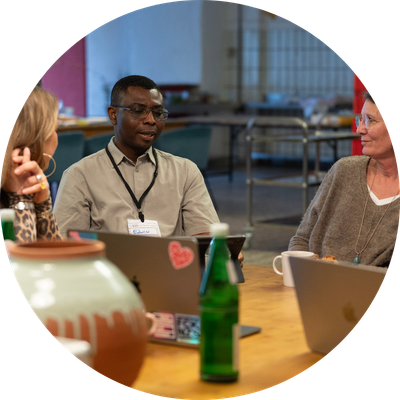 Social Impact Coaching Guter Move Event menschen am Tisch
