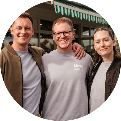 Björn, Linus und Leonie von mutly auf einem Foto lächeln in die Kamera 