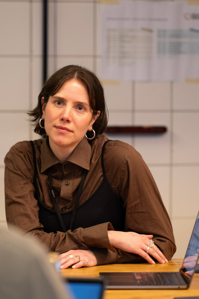 Stephanie von Social Impact beo Workshop Weiterbildung lächelt in die Kamera vor Laptop | Weiterbildung Resilienz Wohlfahrt
